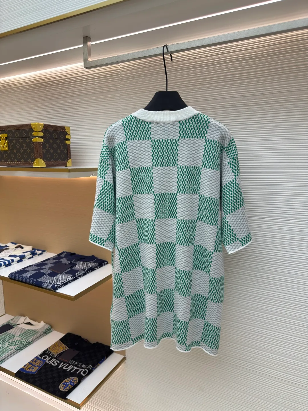 LOUIS VUITTON checkerboard woolen short sleeves ●Authentic product: Purchased and developed by 7989 ●Item No.: 1680122-A35 ●Fabric: combed cotton yarn ●Technology: Woolen ●Version: Fitted version ●Size: XS-S-M-L ●Description: 100% fully combed cotton yarn is used, and the fabric pieces are woven using a Stoll 14-needle ultra-fine machine imported from Germany worth 47W. It is woven at a parallel and even speed with reference to the original single-sided partial net bottom hanging wool structure. Each piece takes 270 minutes to weave. During weaving, 16 sand spits are used to alternately knit back and forth. The number of knitting rows on a single piece of front clothing is as high as 6352. The newly woven garment has a lot of knots. It requires pure manual thread picking and knot head inspection. Only after random inspection can seam picking and washing be carried out. The overall wiring is straight and delicate. The fabric is comfortable and soft, and the color is consistent with no color difference. It can be matched with the same style to create a fashionable look, and can be used in various occasions. Customized accessories, complete with three standards, the same style for men and women!